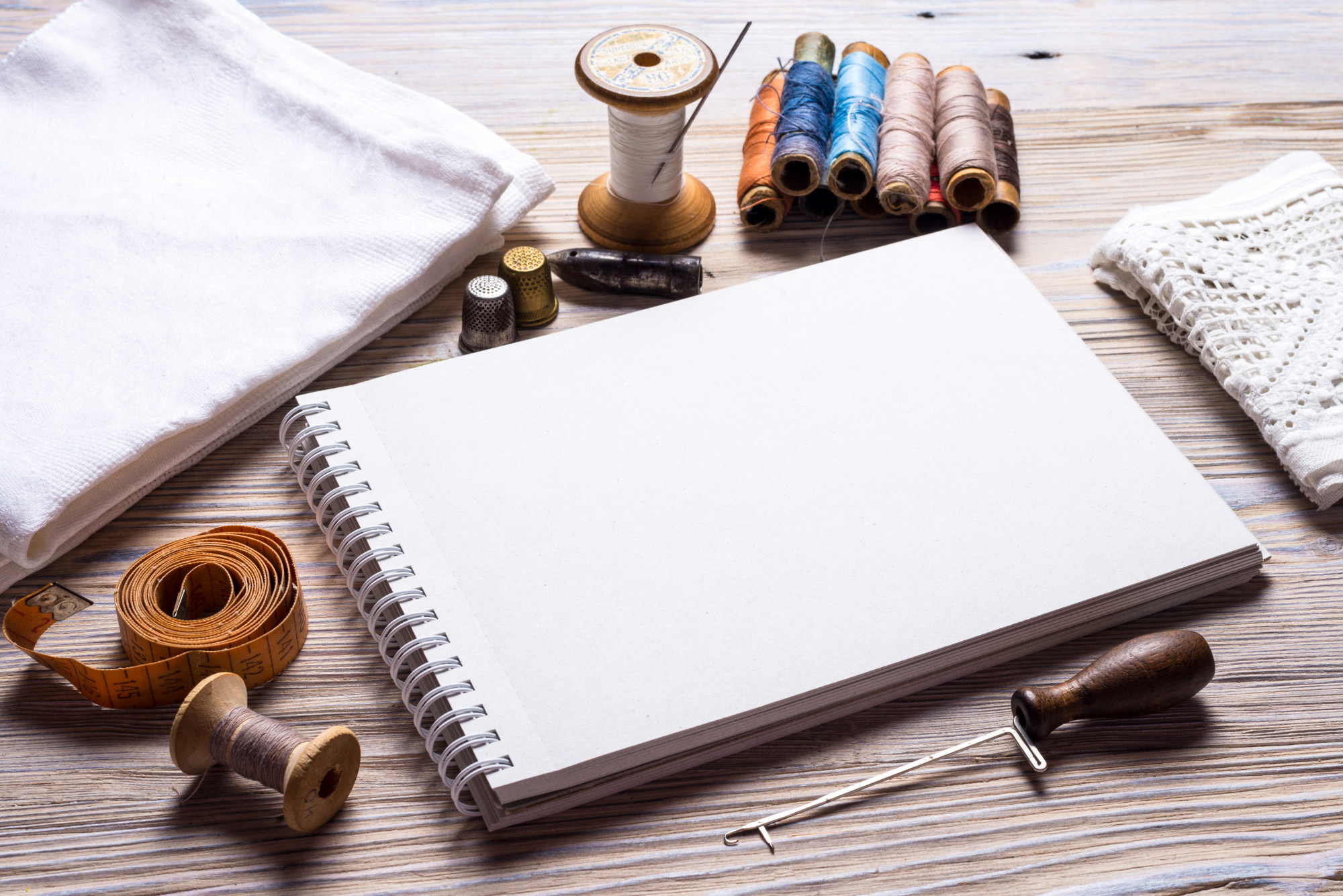 Stoffmuster und Preisliste auf dem Tisch